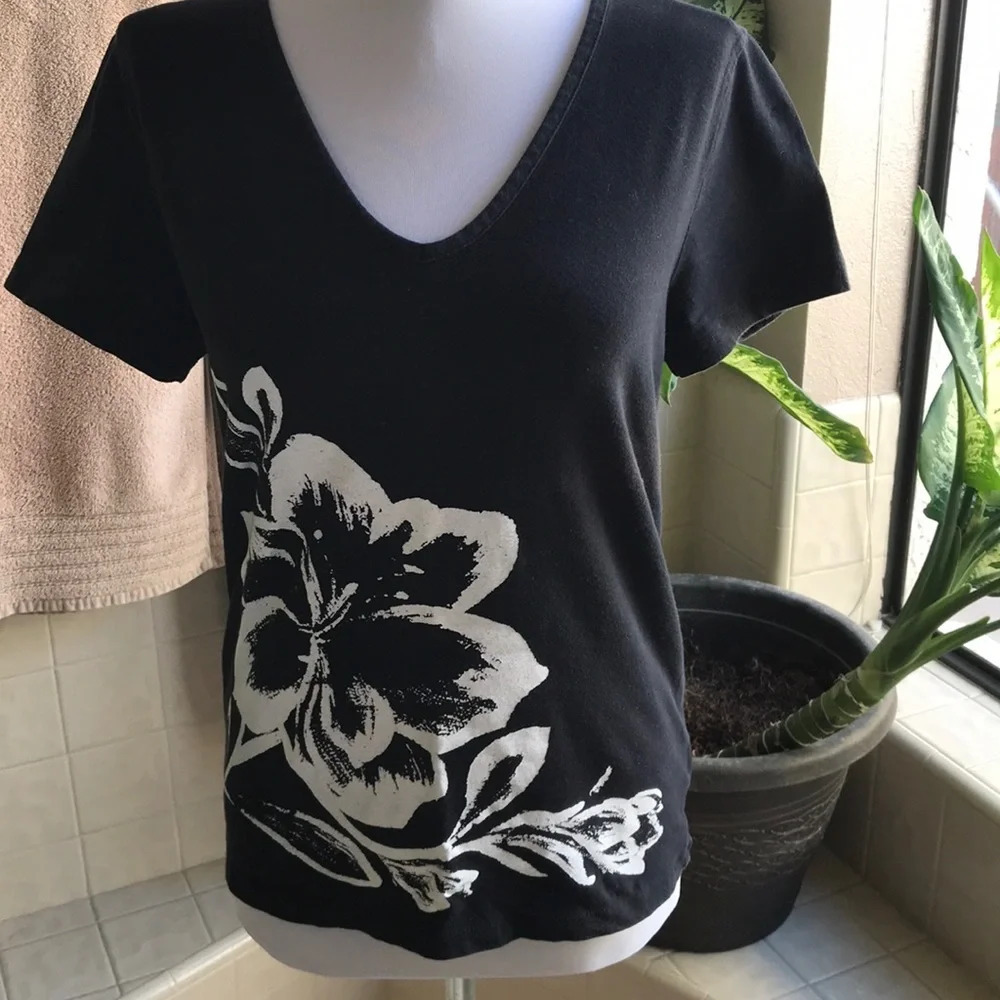 Jones New York Signature black petite floral tee
